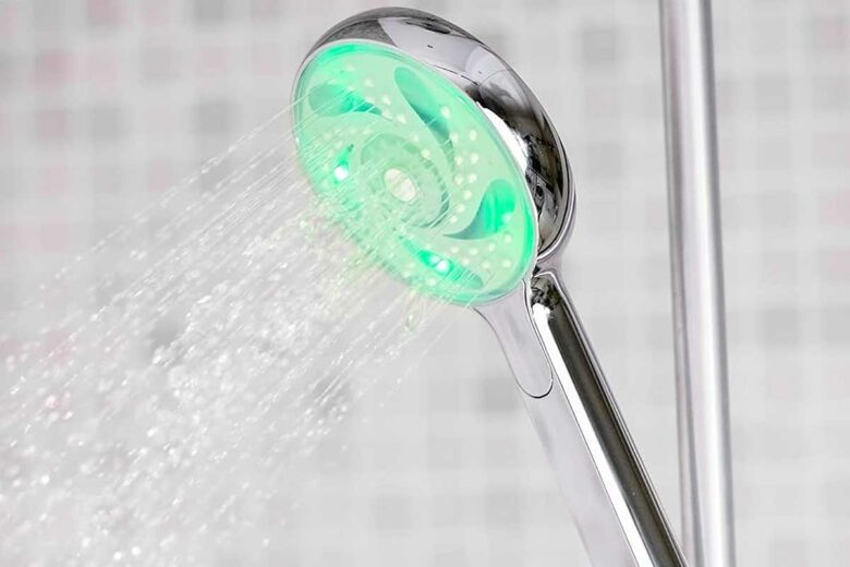 Un pommeau de douche lumineux.