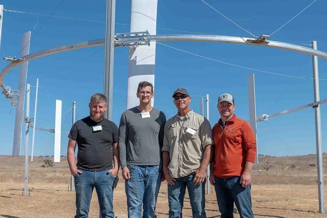 L'équipe de Airloom Energy devant un prototype de leur éolienne.