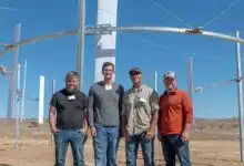L'équipe de Airloom Energy devant un prototype de leur éolienne.