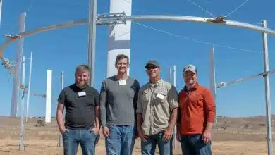 L'équipe de Airloom Energy devant un prototype de leur éolienne.