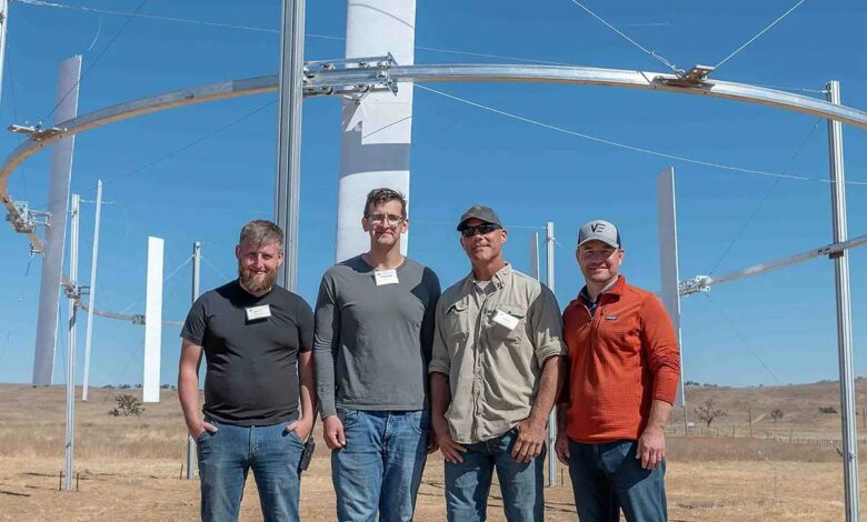 L'équipe de Airloom Energy devant un prototype de leur éolienne.