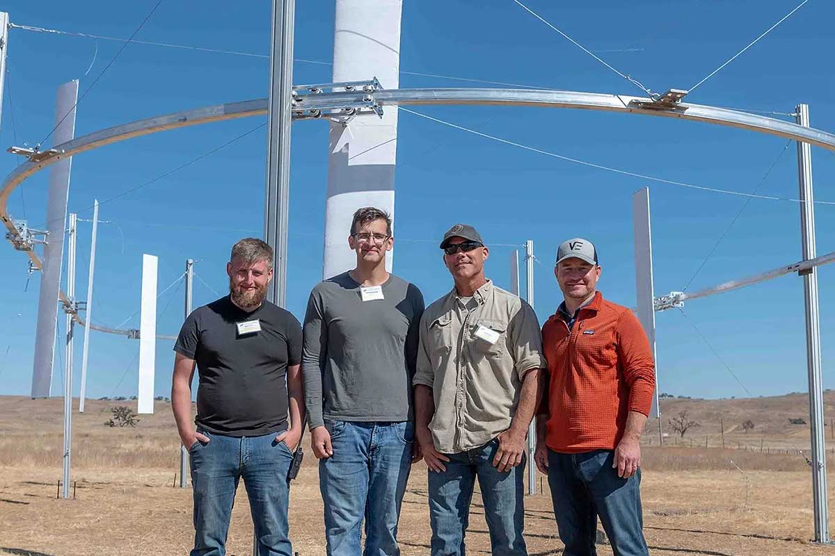 L'équipe de Airloom Energy devant un prototype de leur éolienne.