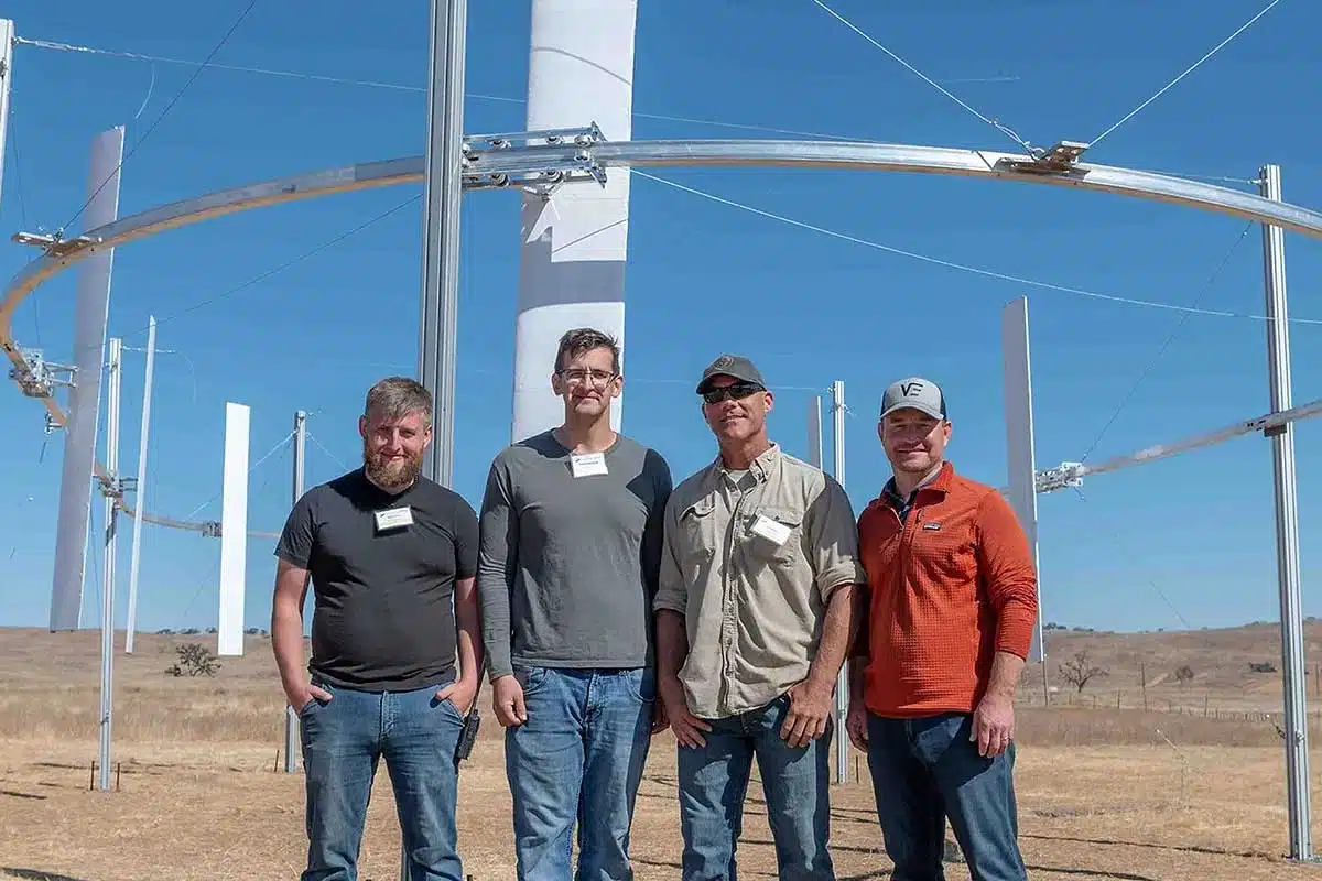 L'équipe de Airloom Energy devant un prototype de leur éolienne.