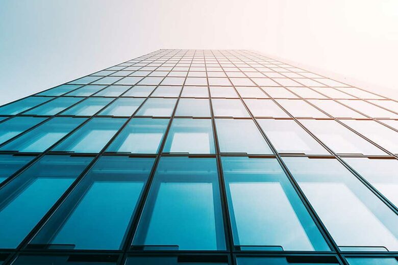 Un building recouvert de fenêtres.