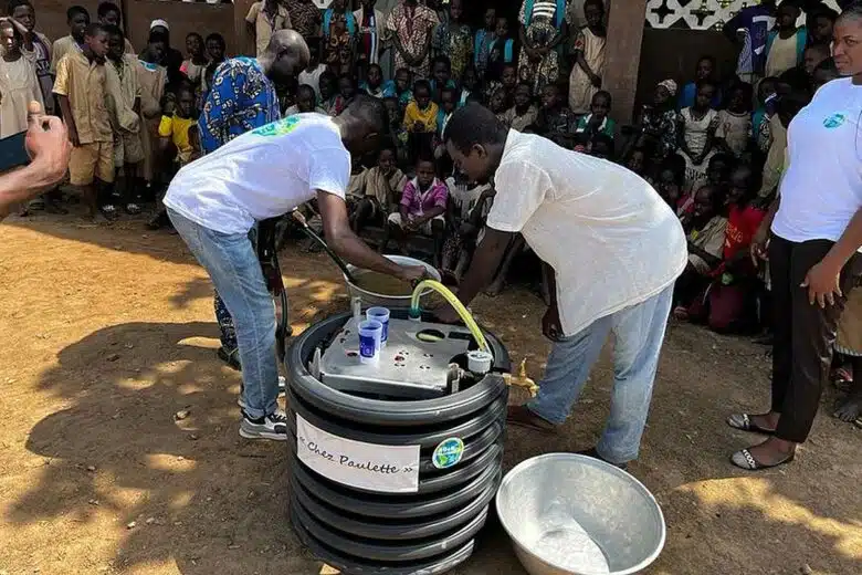 Une fontaine installée dans un village reculé.