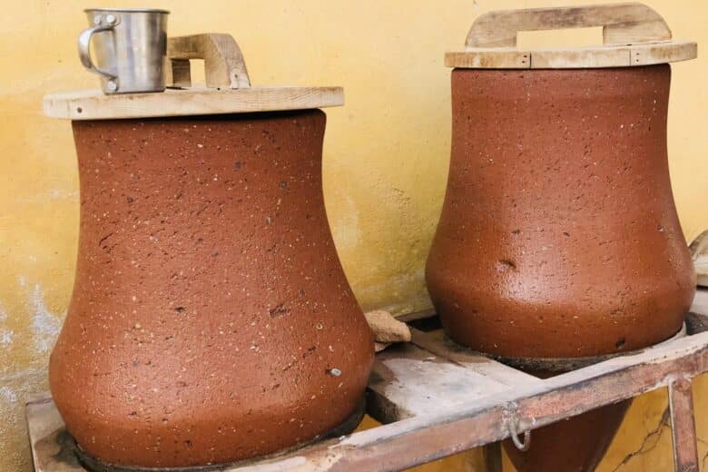 Deux Matkas pour conserver l'eau fraiche en Inde.