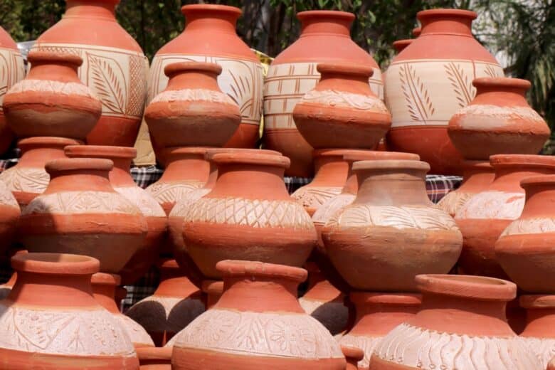Des pots Matkas en argile sur un marché en Inde.