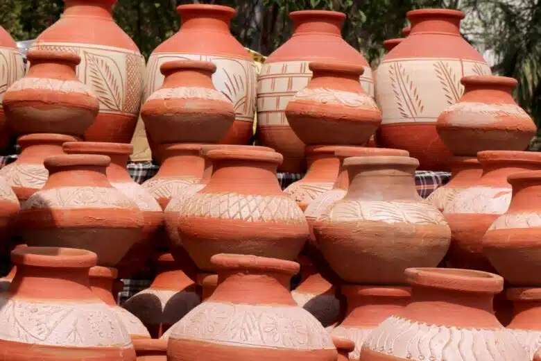 Des pots Matkas en argile sur un marché en Inde.