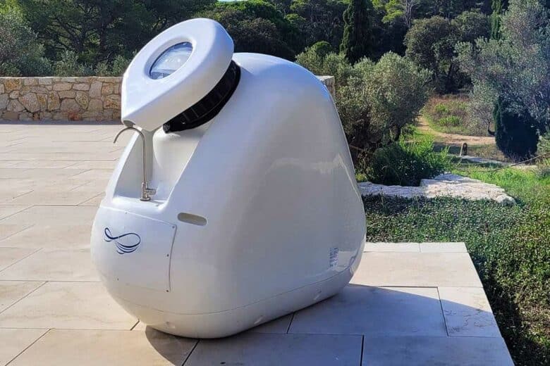 Un générateur d'eau atmosphérique sur une terrasse.