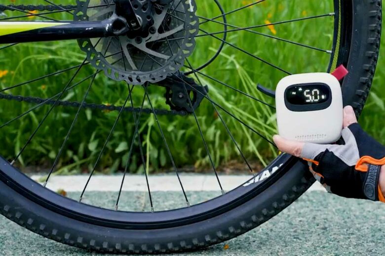 Gonflage d'un pneu de vélo.