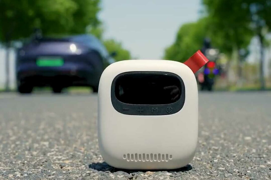 Une mini pompe de gonflage sur la route.