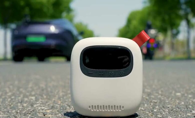 Une mini pompe de gonflage sur la route.