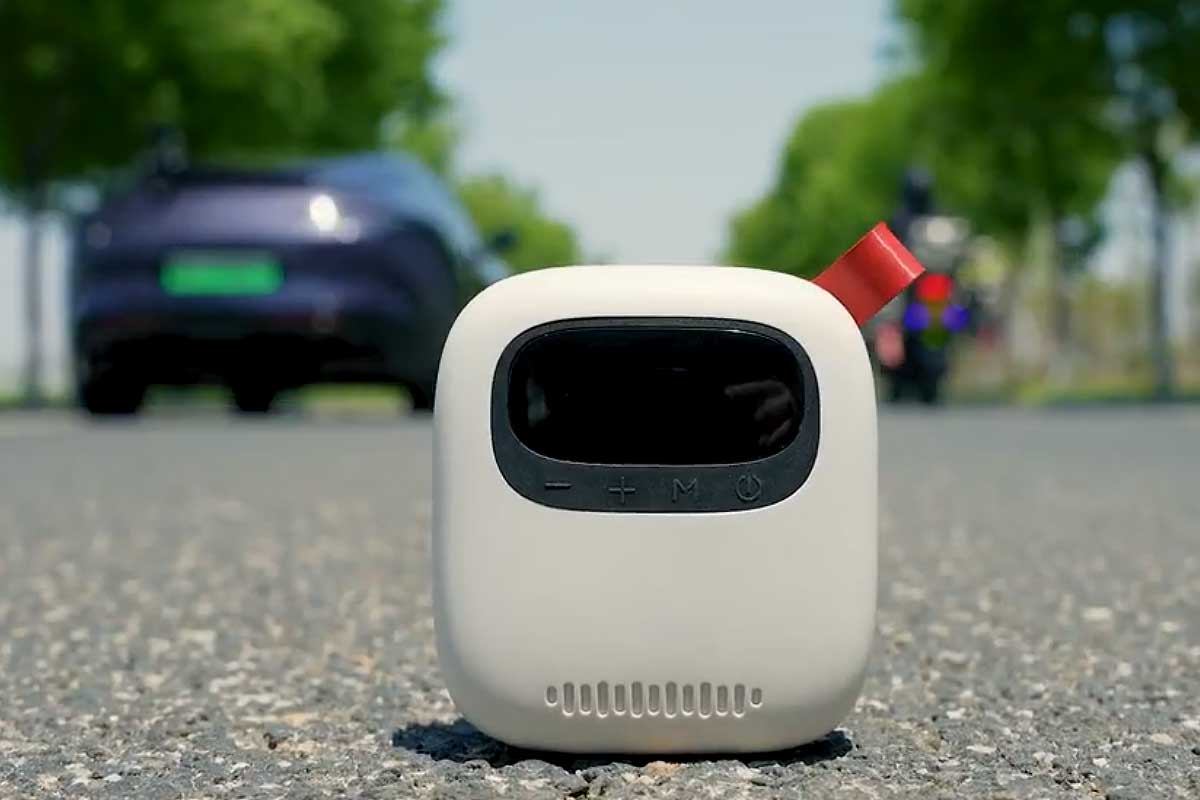 Une mini pompe de gonflage sur la route.