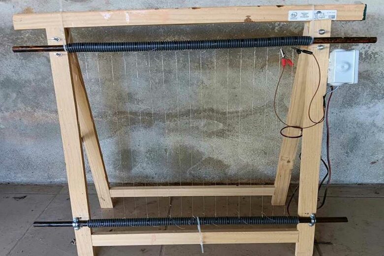 Une harpe électrique réalisée avec un tréteau en bois.