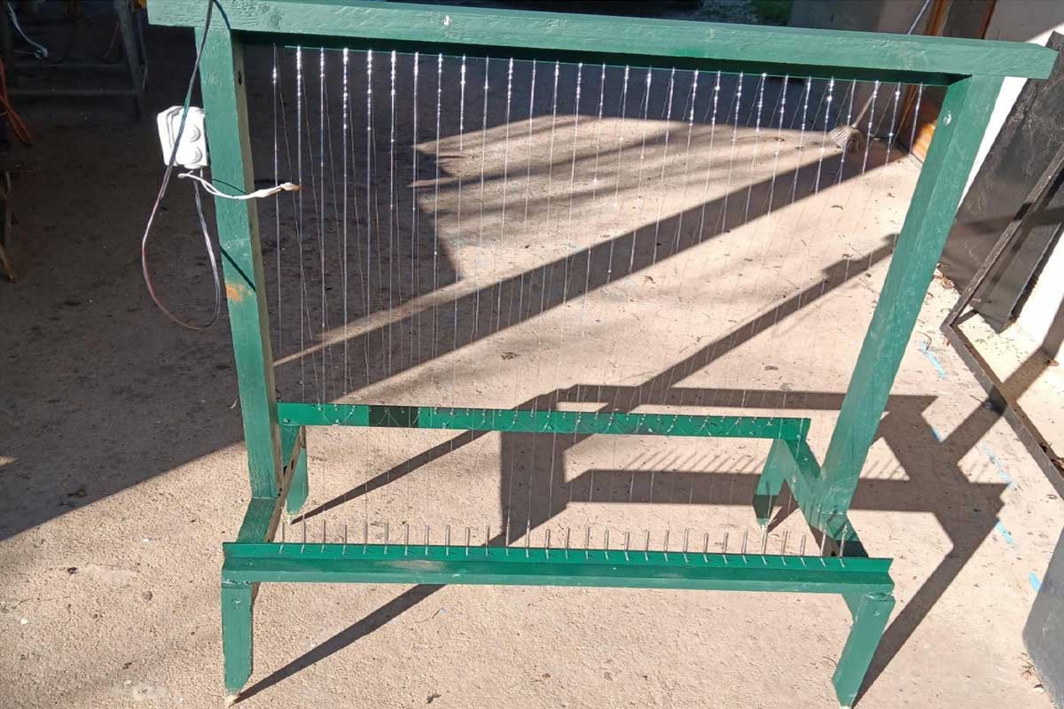Une harpe électrique maison.