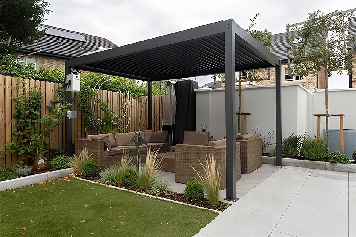Un kit plug and play installé pour une pergola.