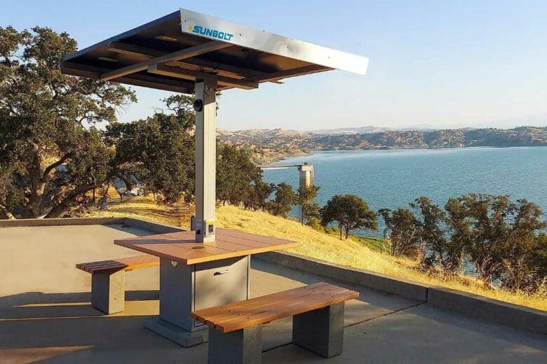 Une station solaire de recharge publique.