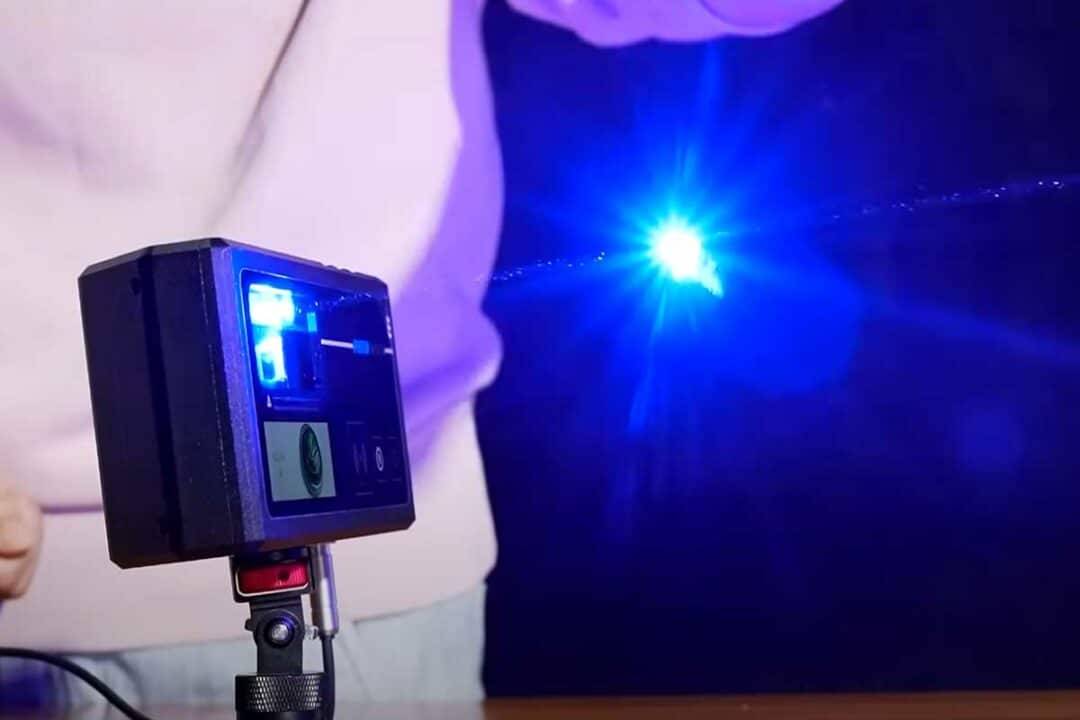 Démonstration du Photon Matrix qui élimine les moustiques avec son laser.