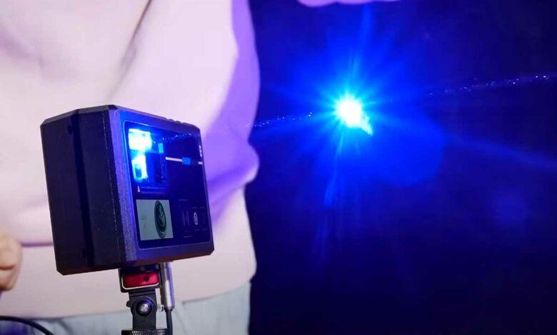 Démonstration du Photon Matrix qui élimine les moustiques avec son laser.