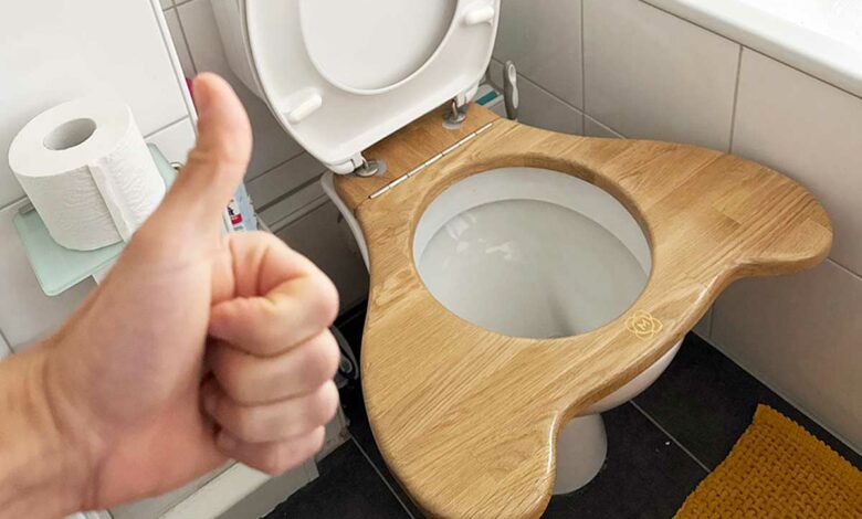 Un WC avec une lunette Mulasana qui permet de faire ses besoins en position accroupie.
