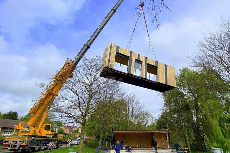 Un conteneur maritime fixé à une grue.