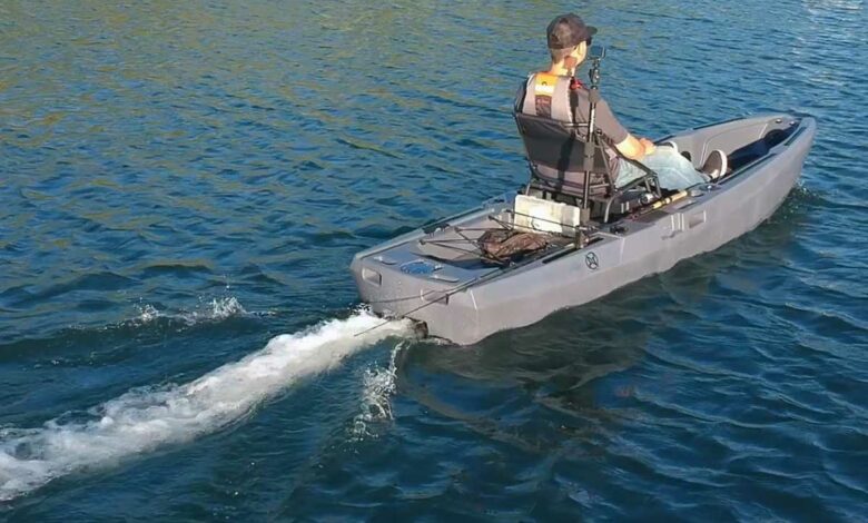 Un kayak motorisé.