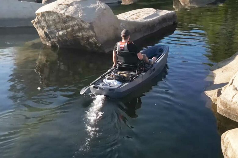 Un kayak propulsé avec un moteur.