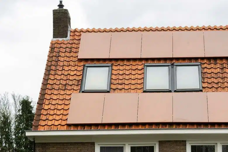 Des panneaux solaires de couleur terracotta.