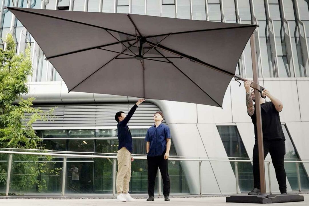 Les 3 designers et leur projet de parasol déporté.