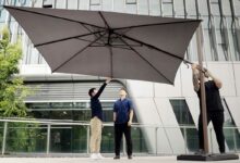 Les 3 designers et leur projet de parasol déporté.
