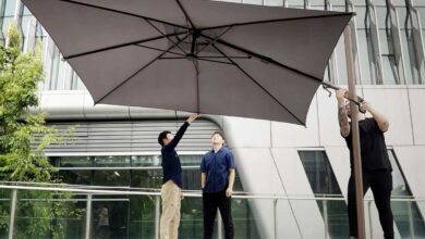 Les 3 designers et leur projet de parasol déporté.