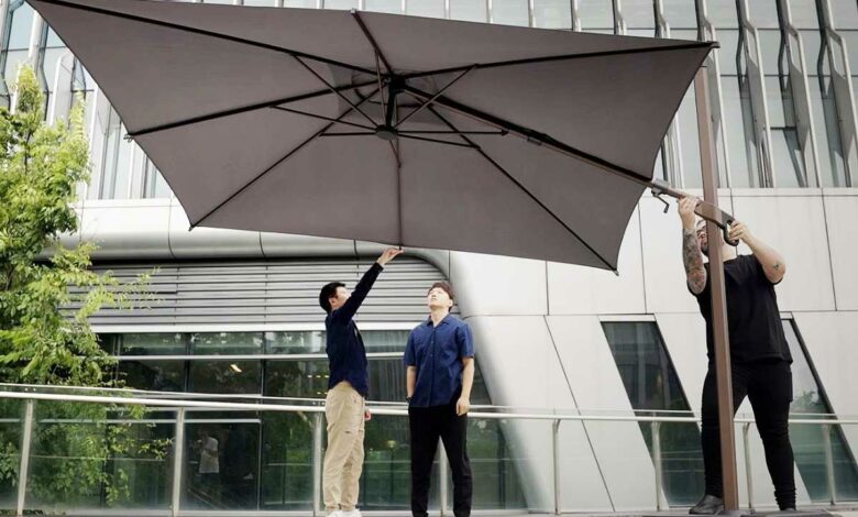 Les 3 designers et leur projet de parasol déporté.