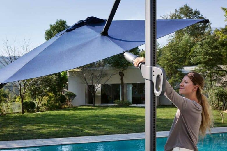 Une femme règle son parasol.