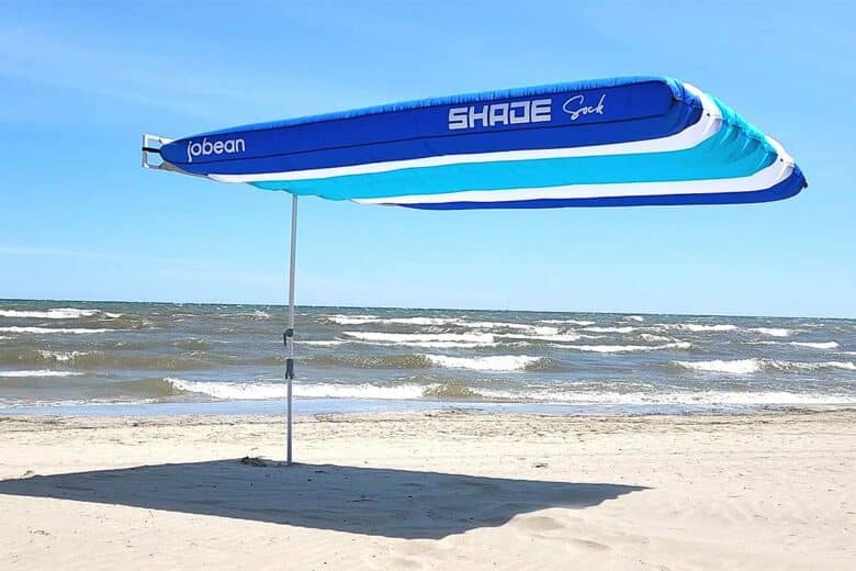 Un parasol conçu pour ne pas s'envoler à la moindre bourrasque de vent.