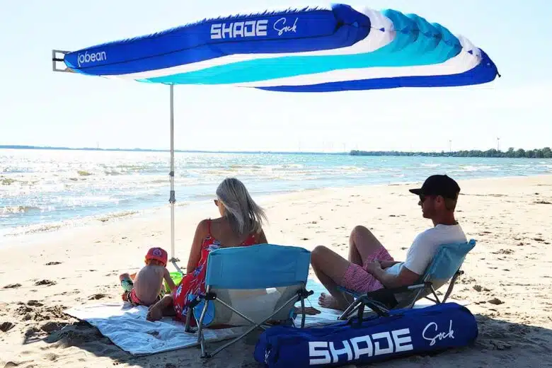Une famille à l'abri du soleil sous son parasol.