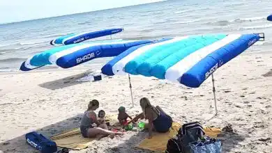 Un parasol qui se gonfle avec le vent et qui suit son orientation.