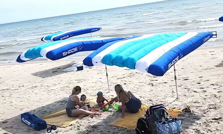 Un parasol qui se gonfle avec le vent et qui suit son orientation.
