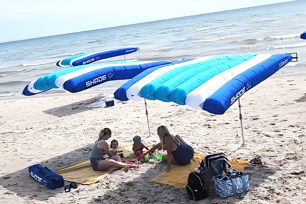 Un parasol qui se gonfle avec le vent et qui suit son orientation.