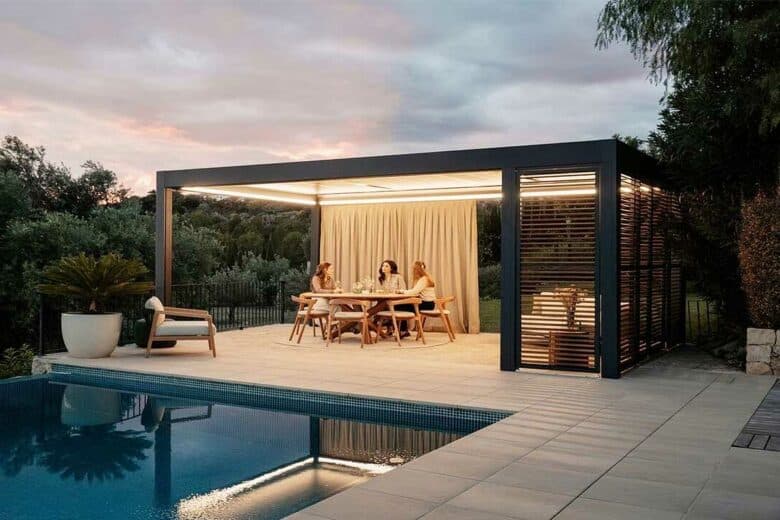 Une pergola sur une terrasse en soirée.