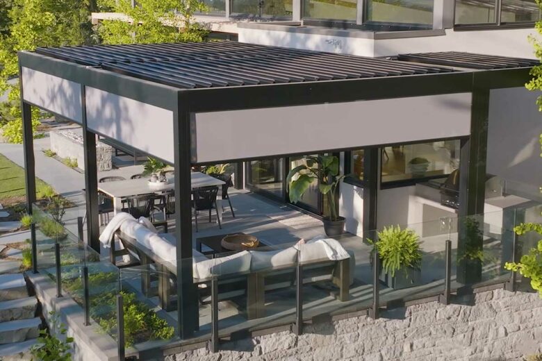 Une pergola sur une terrasse.