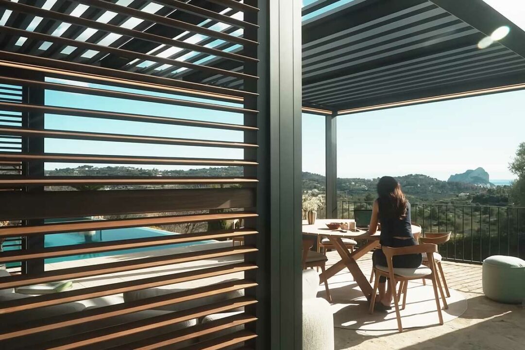 Une femme sous sa pergola.
