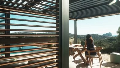 Une femme sous sa pergola.