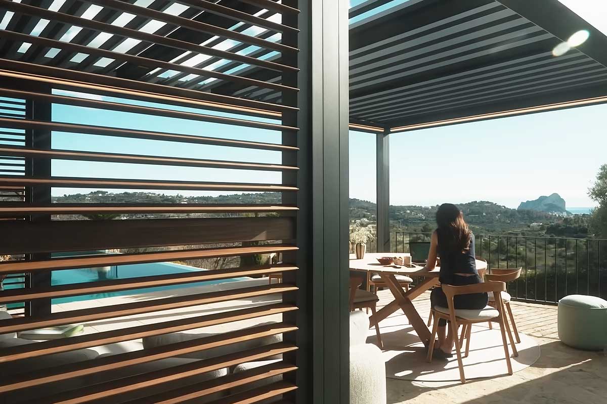 Une femme sous sa pergola.
