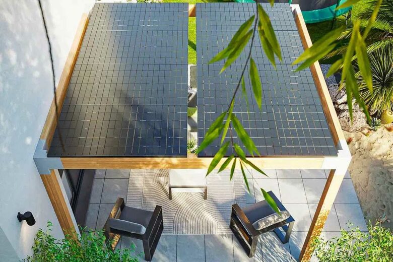 Une pergola avec des panneaux solaires.
