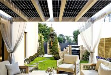 Une pergola solaire installée sur la terrasse.