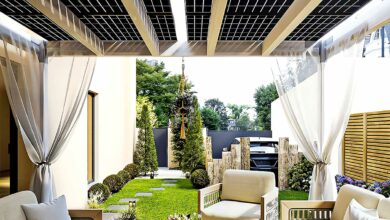 Une pergola solaire installée sur la terrasse.