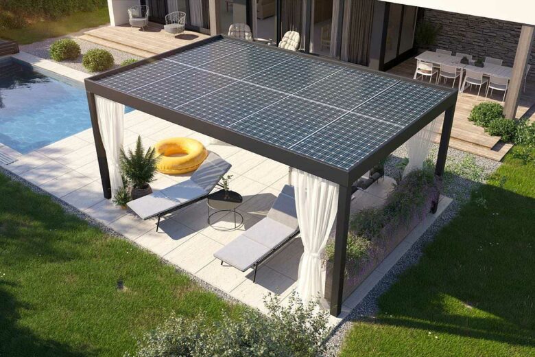 Une pergola solaire dans le jardin.