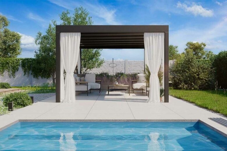 Une pergola solaire devant une piscine.