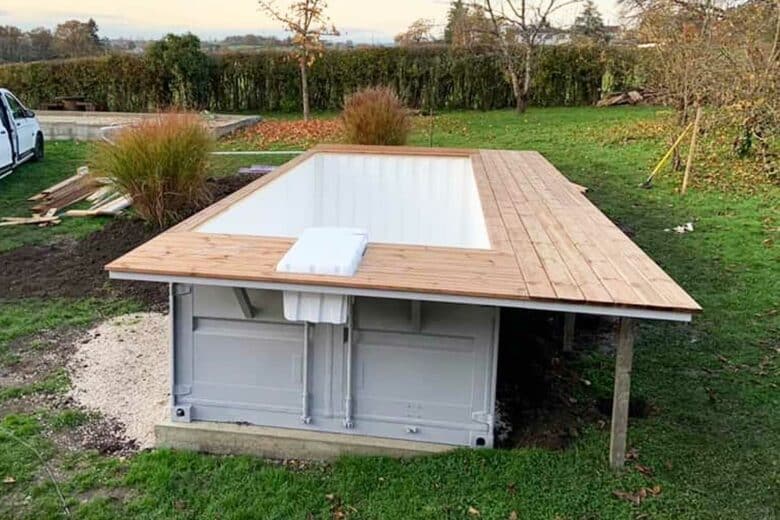 Installation d'une piscine container.