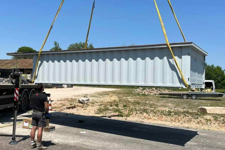 Transport et livraison d'une piscine container.